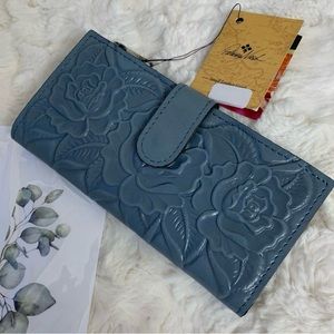 NWT Patricia Nash Rose Tooling
Collection Nazari Floral Leather Wallet